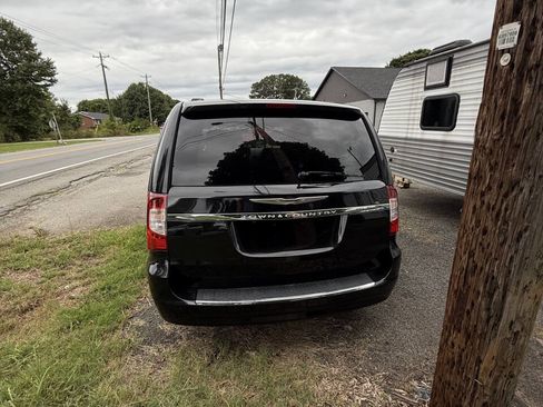 Used 2014 Chrysler Town & Country Touring image 3