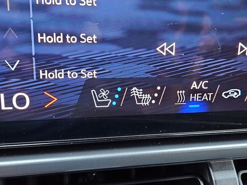 Used 2024 Chevrolet Equinox EV RS image 17