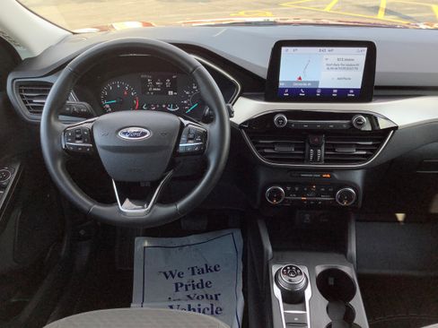 Used 2022 Ford Escape SE w/ SE Sport Appearance Package image 8