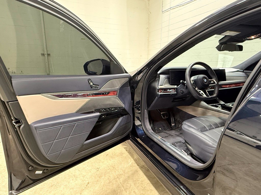 Used 2025 BMW 760i xDrive AWD/4WD image 28