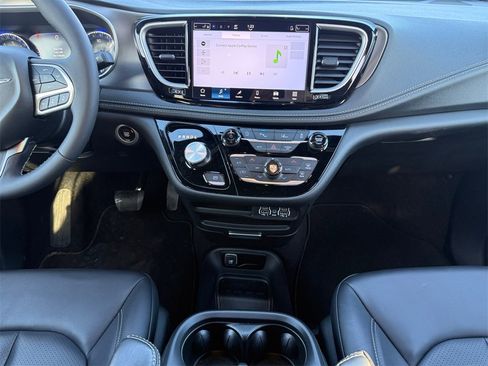 Certified 2025 Chrysler Pacifica Select image 11