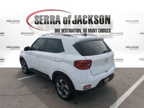 Used 2022 Hyundai Venue SEL FWD image 7