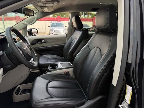 Used 2024 Chrysler Pacifica Limited FWD image 25
