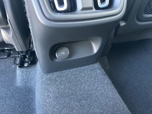 Certified 2023 Volvo XC40 B5 Plus image 14