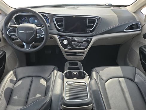 Used 2024 Chrysler Pacifica Limited FWD image 12