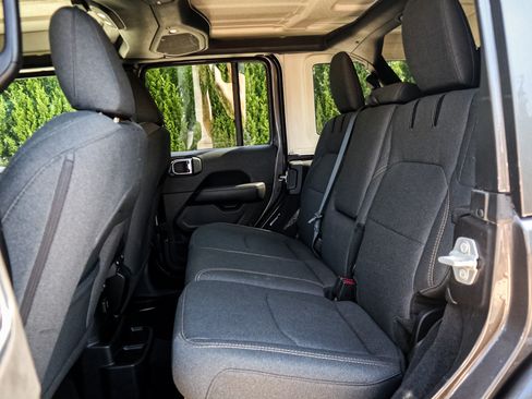 Used 2025 Jeep Wrangler Unlimited Sahara AWD/4WD image 29