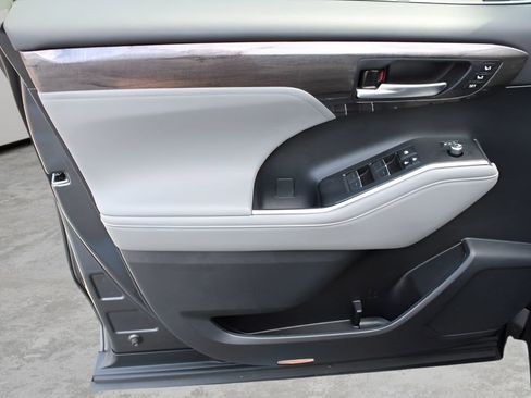 Used 2023 Toyota Highlander Limited image 17