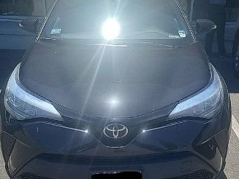 Used 2020 Toyota C-HR XLE FWD image 3