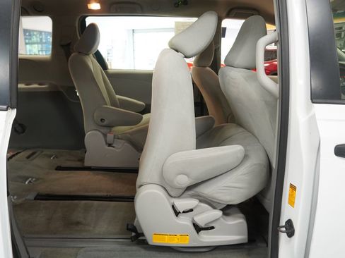 Used 2014 Toyota Sienna L FWD image 25