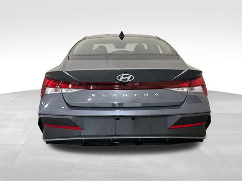 Certified 2025 Hyundai Elantra SE FWD image 4