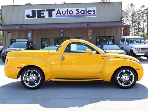 Used 2003 Chevrolet SSR w/ Preferred Equipment Group image 16