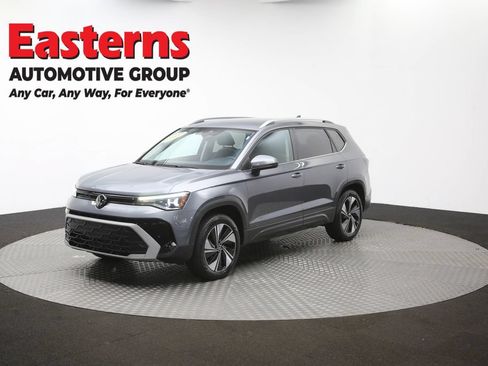 Used 2025 Volkswagen Taos SE AWD/4WD image 54