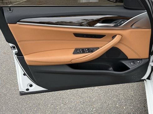 Certified 2023 BMW 530e w/ Convenience Package image 18