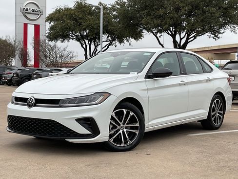 Used 2025 Volkswagen Jetta Sport image 2