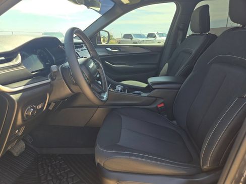 Used 2025 Jeep Grand Cherokee Laredo X RWD image 9