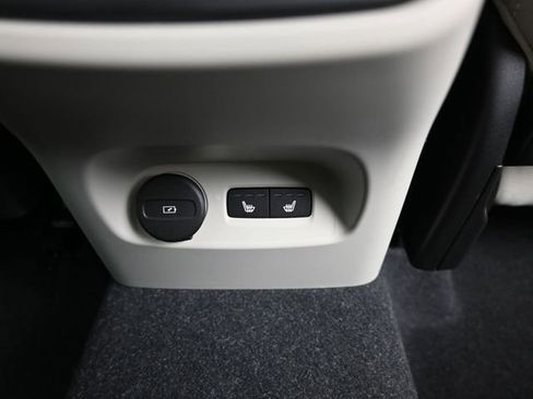 Used 2024 Volvo XC40 B5 Plus w/ Climate Package image 34