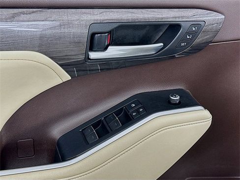 Used 2021 Toyota Highlander Platinum image 10