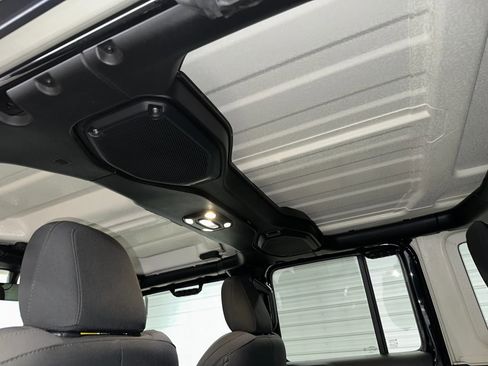 Used 2022 Jeep Wrangler Unlimited Sahara image 18