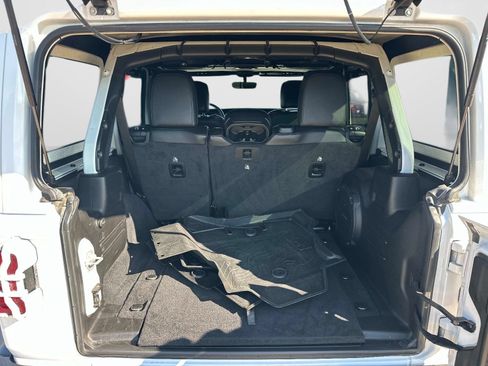 Used 2019 Jeep Wrangler Unlimited Sahara AWD/4WD image 12