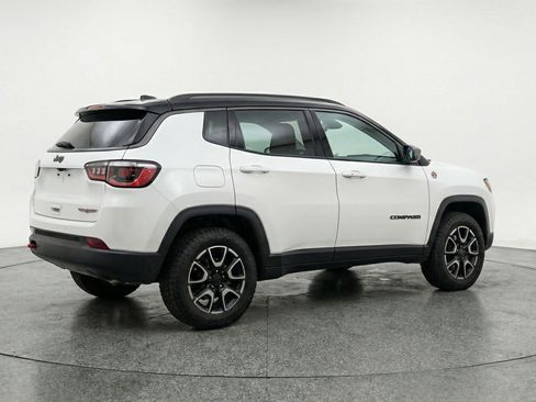 Used 2025 Jeep Compass Trailhawk image 9