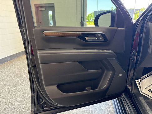 Used 2025 Chevrolet Tahoe High Country AWD/4WD image 9
