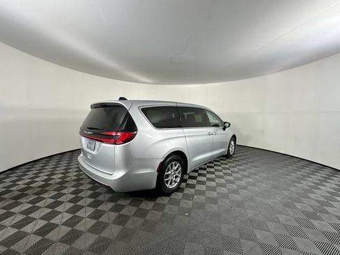 Certified 2024 Chrysler Pacifica Touring-L FWD image 7