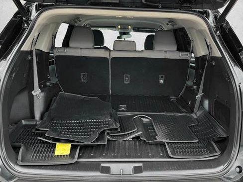 Used 2021 Toyota Highlander LE AWD/4WD image 9