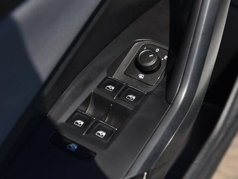 Certified 2025 Volkswagen Jetta SE w/ Sunroof Package FWD image 8