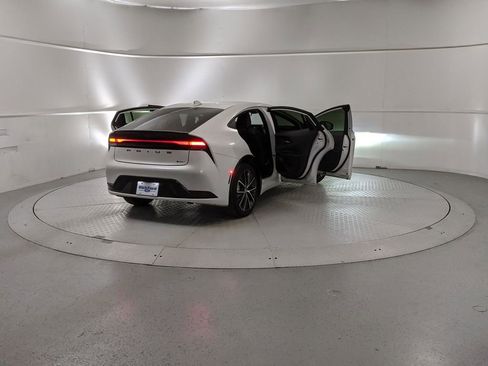 Used 2025 Toyota Prius XLE image 9