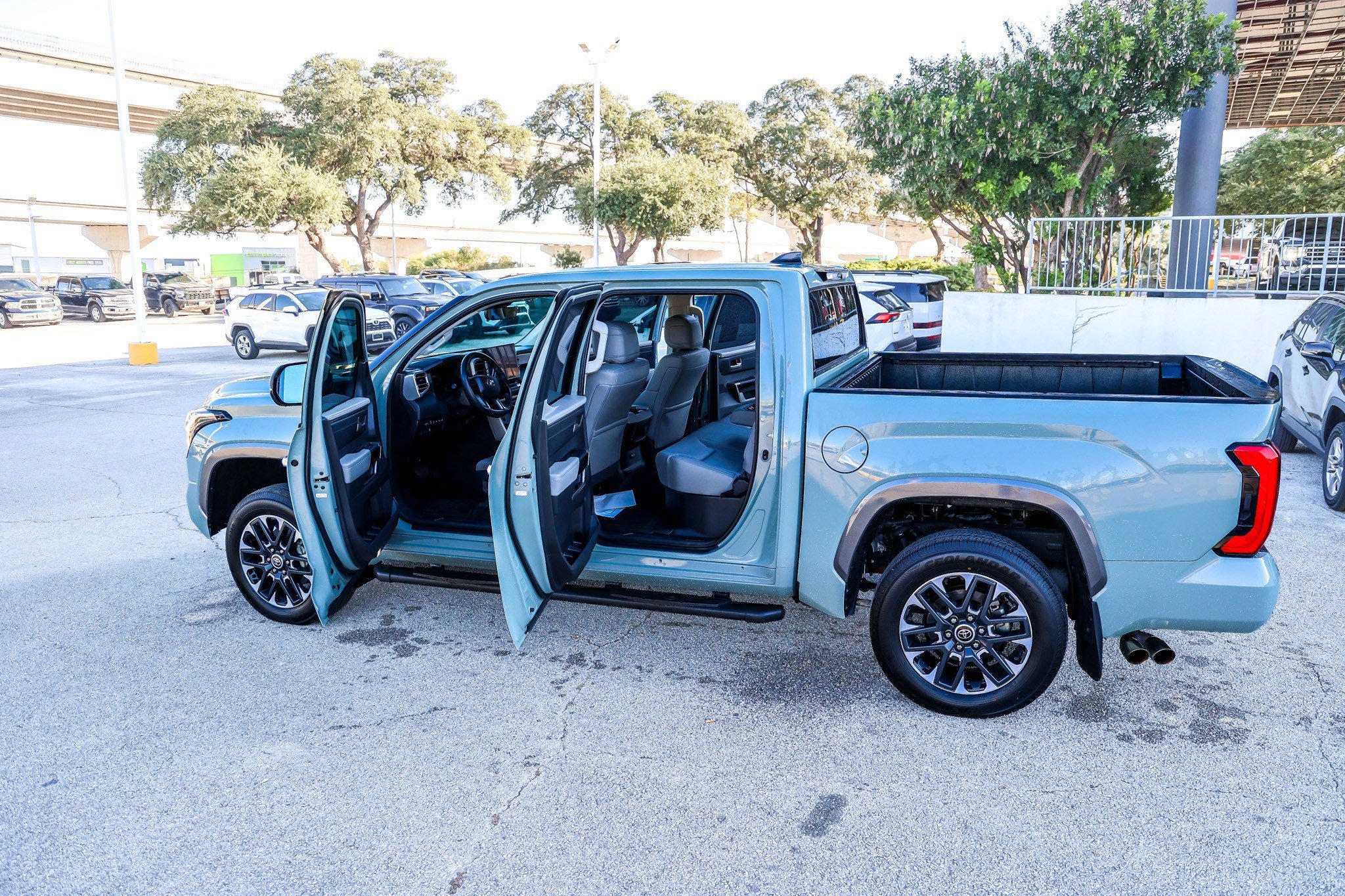 Used 2024 Toyota Tundra Limited AWD/4WD image 11