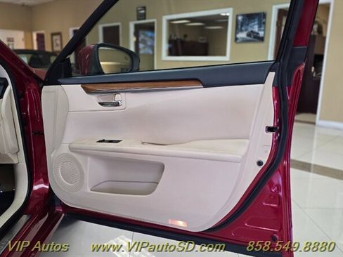 Used 2014 Lexus ES 300h w/ Premium Package w/Bamboo Trim image 10