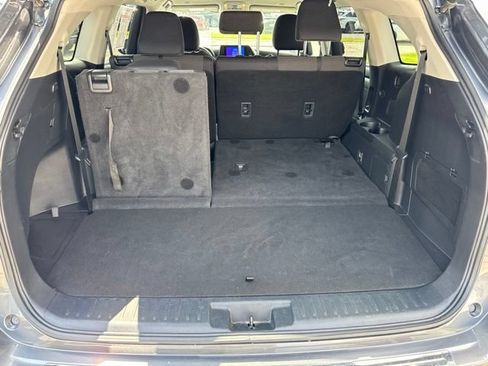 Used 2023 Toyota Highlander LE FWD image 10
