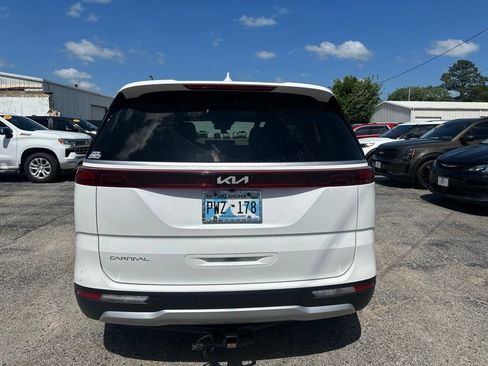 Used 2024 Kia Carnival LX FWD image 4