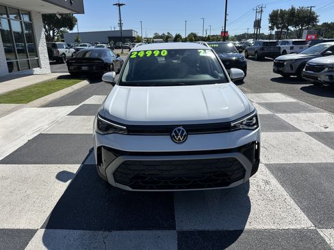 Used 2025 Volkswagen Taos SE FWD image 2