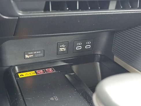 Used 2025 Toyota Camry SE image 27