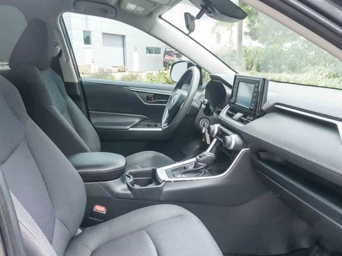 Used 2019 Toyota RAV4 LE FWD image 17