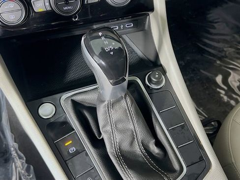 Used 2023 Volkswagen Jetta SE w/ Panoramic Sunroof Package image 24