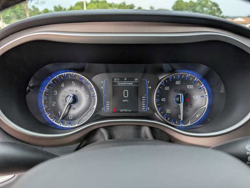Used 2022 Chrysler Voyager LX FWD image 22