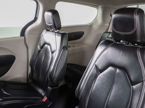 Used 2023 Chrysler Pacifica Touring-L image 24