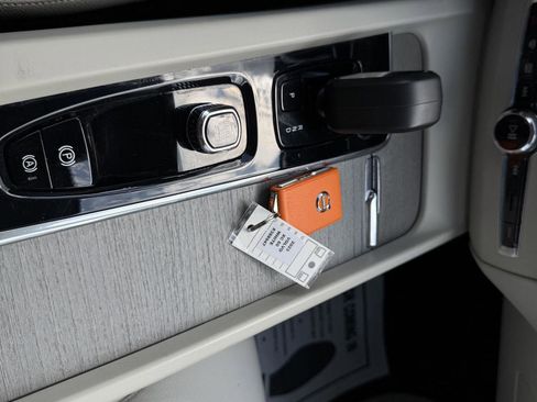 Used 2023 Volvo XC60 B5 Plus image 26