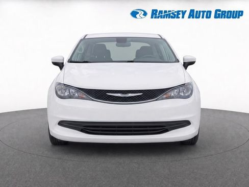 Used 2017 Chrysler Pacifica Touring w/ Tire & Wheel Group FWD image 5