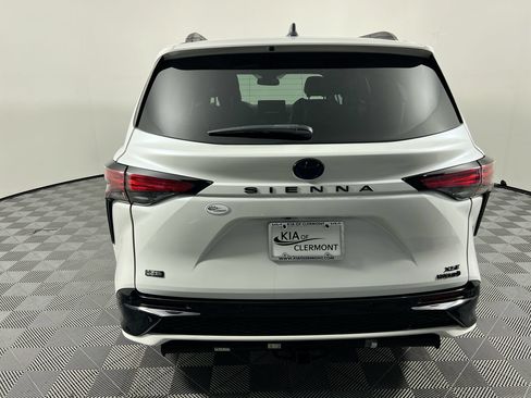 Used 2023 Toyota Sienna XSE FWD image 4