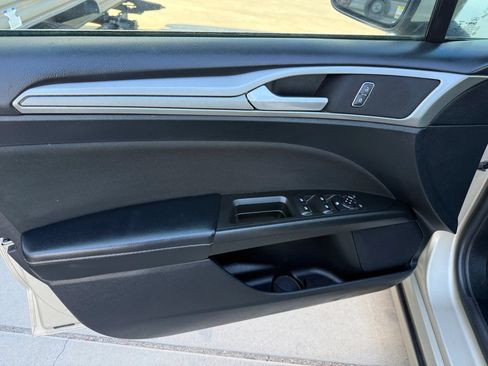 Used 2019 Ford Fusion SE FWD image 10