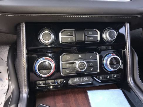 Used 2024 GMC Yukon Denali Ultimate AWD/4WD image 19