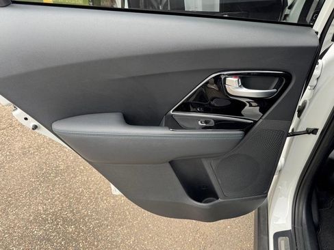 Used 2022 Kia Niro EX Premium FWD image 21