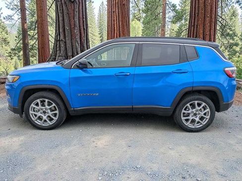 Used 2025 Jeep Compass Limited AWD/4WD image 3