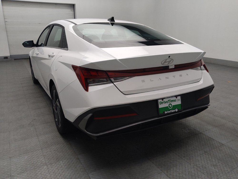 Used 2025 Hyundai Elantra SEL FWD image 5