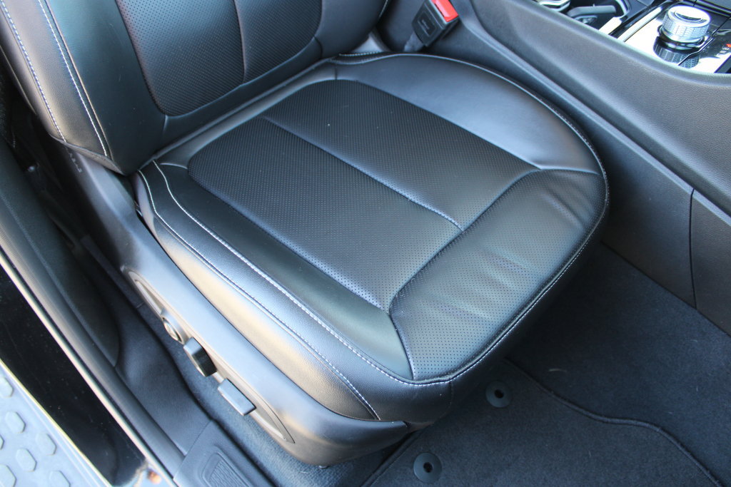 Used 2023 Jeep Grand Cherokee Limited w/ Luxury Tech Group II RWD image 14