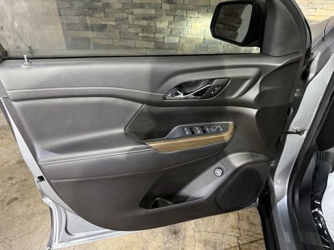 Used 2023 GMC Acadia SLE w/ Driver Convenience Package image 11