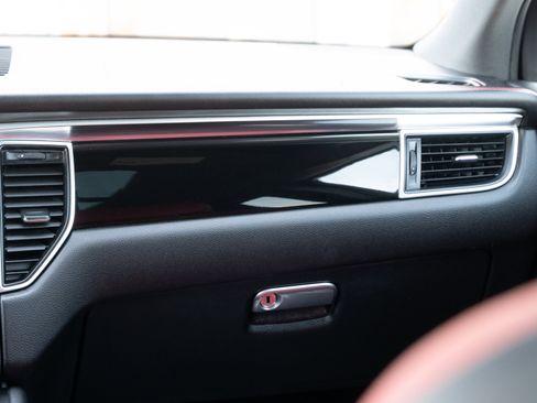 Used 2018 Porsche Macan image 14